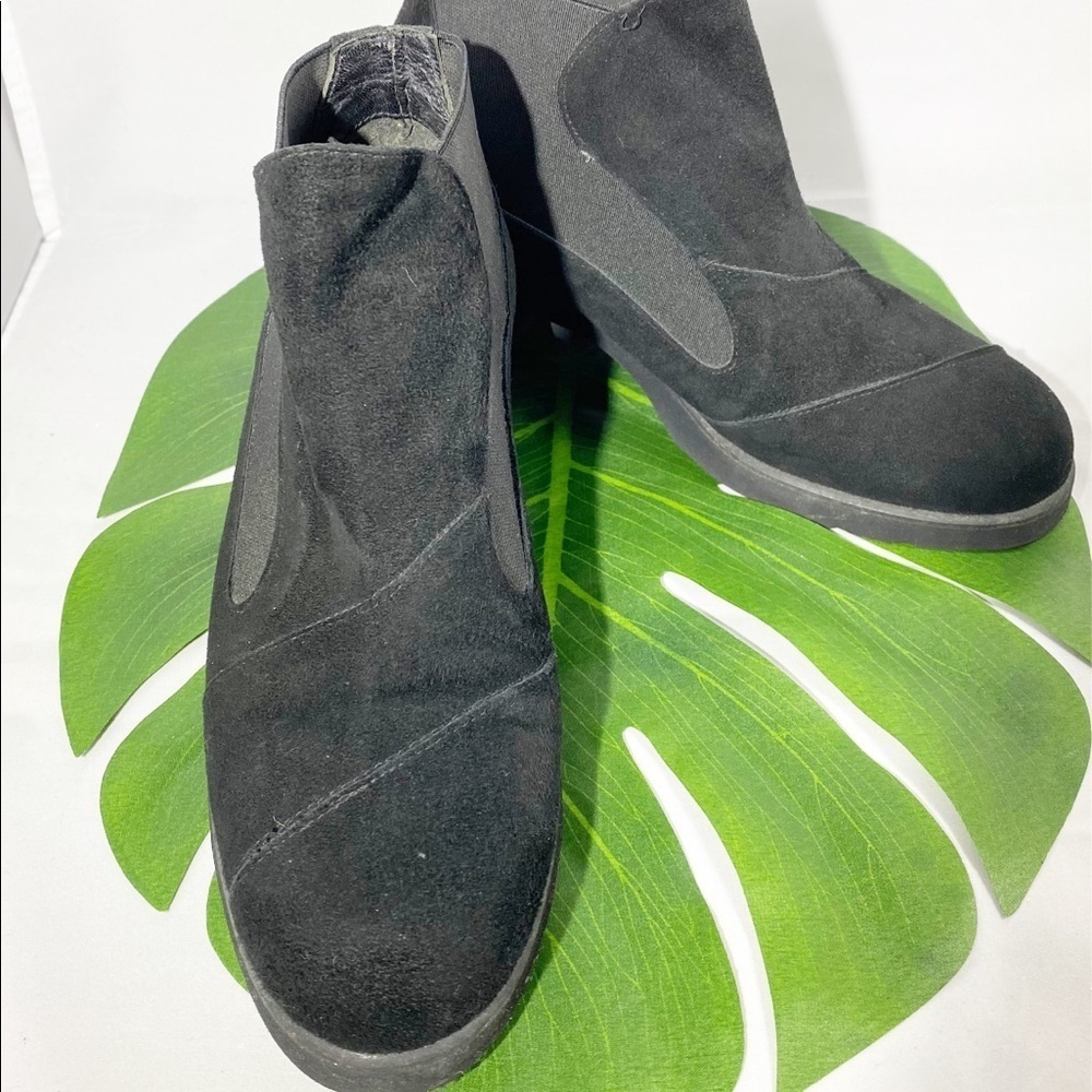 ANDRE ASSOUS FEATHERWEIGHT‎ SLIP ON SUEDE BOOTIE​​​​​